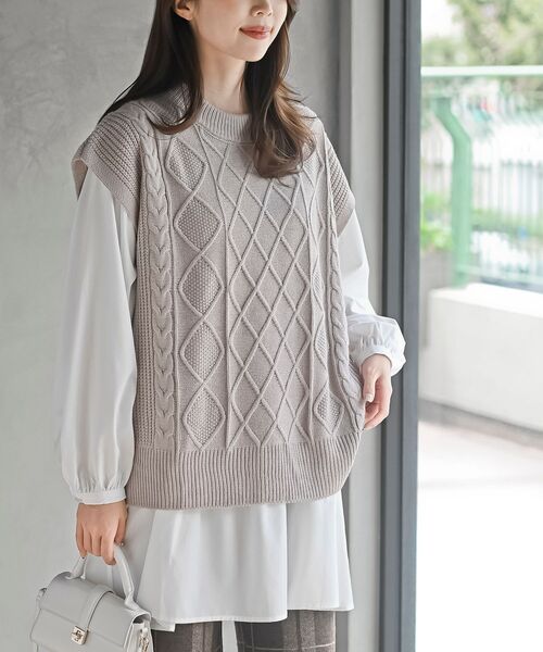 rps（アールピーエス）の「ケーブルニットベスト×ブラウスアンサンブル（ベスト・レディース・チャコールグレー/ベージュ/アイボリー/モカ/マスタード/杢グレー・M/フリー）」の5枚目の写真