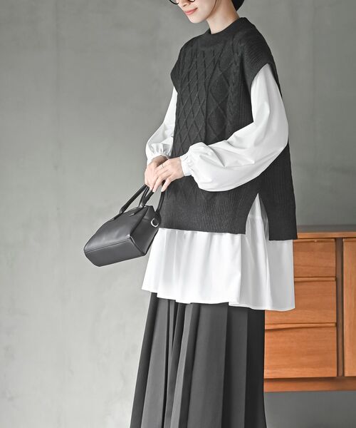 rps（アールピーエス）の「ケーブルニットベスト×ブラウスアンサンブル（ベスト・レディース・チャコールグレー/ベージュ/アイボリー/モカ/マスタード/杢グレー・M/フリー）」の8枚目の写真