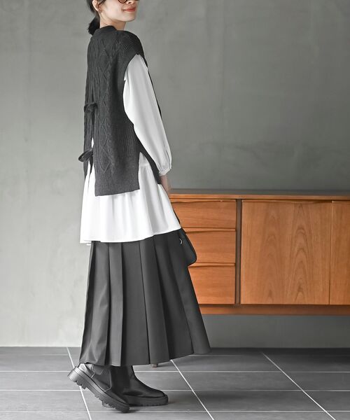 rps（アールピーエス）の「ケーブルニットベスト×ブラウスアンサンブル（ベスト・レディース・チャコールグレー/ベージュ/アイボリー/モカ/マスタード/杢グレー・M/フリー）」の10枚目の写真