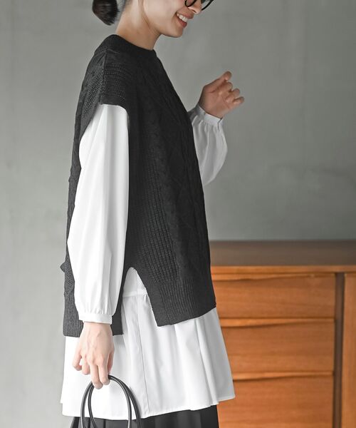 rps（アールピーエス）の「ケーブルニットベスト×ブラウスアンサンブル（ベスト・レディース・チャコールグレー/ベージュ/アイボリー/モカ/マスタード/杢グレー・M/フリー）」の14枚目の写真