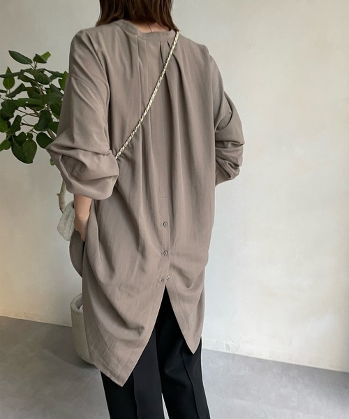 DouDou（ドゥドゥ）の「袖リブバックボタンロングシャツ（シャツ/ブラウス・レディース・オフホワイト/モカ/バイオレット/ブラック・FREE）」の4枚目の写真