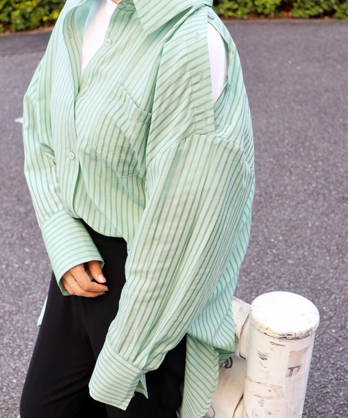 Brownie(ブラウニー)の「Brownie 肩ボタン開きストライプシャツ(シャツ/ブラウス・レディース・ホワイト/ブラック/グリーン/ライトベージュ・FREE)」の4枚目の写真