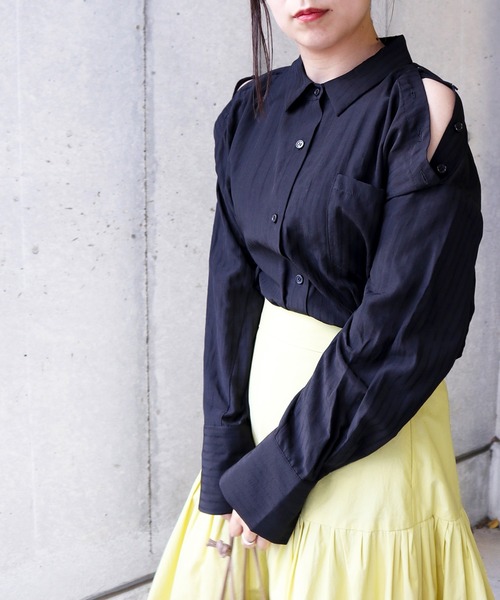 Brownie(ブラウニー)の「Brownie 肩ボタン開きストライプシャツ(シャツ/ブラウス・レディース・ホワイト/ブラック/グリーン/ライトベージュ・FREE)」の2枚目の写真