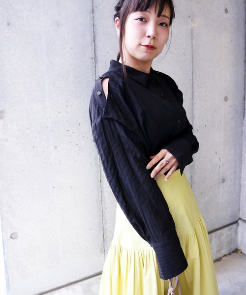 Brownie(ブラウニー)の「Brownie 肩ボタン開きストライプシャツ(シャツ/ブラウス・レディース・ホワイト/ブラック/グリーン/ライトベージュ・FREE)」の17枚目の写真