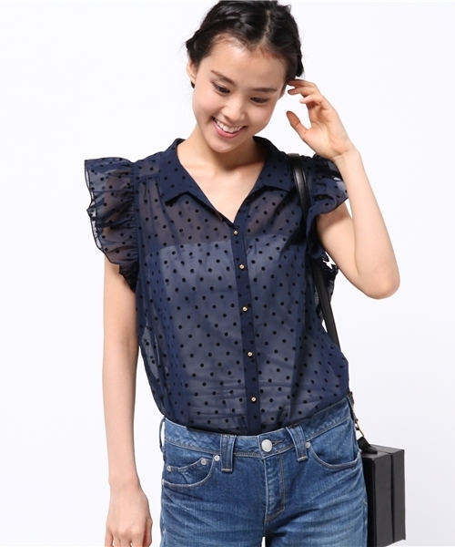 DISCOAT(ディスコート)の「【Discoat】フロッキードット肩フリルノースリブラウス(シャツ/ブラウス・レディース・オフホワイト/アイボリー/ネイビー・LARGE/MEDIUM)」の1枚目の写真