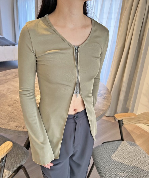 Jewelobe(ジュエローブ)の「ワイドスリットファスナートップス(Tシャツ/カットソー・レディース・カーキ/ブラック・FREE)」の1枚目の写真