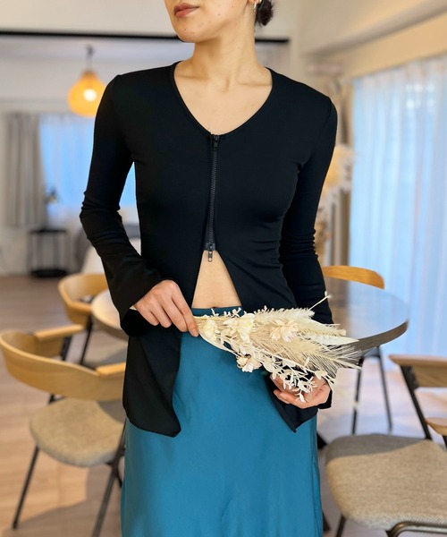 Jewelobe(ジュエローブ)の「ワイドスリットファスナートップス(Tシャツ/カットソー・レディース・カーキ/ブラック・FREE)」の2枚目の写真