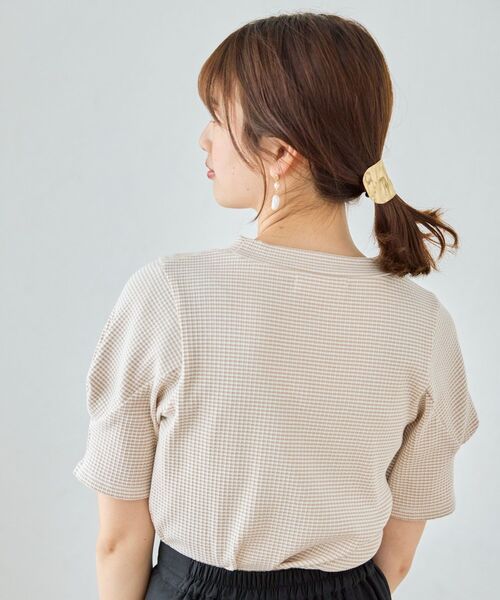 MAJESTIC LEGON（マジェスティックレゴン）の「【WEB限定カラーあり】タックスリーブトップス（Tシャツ/カットソー・レディース・アイボリー/ブラック/ブラック系その他/グリーン/オレンジ/ベージュ系その他2/グレイッシュベージュ・MEDIUM）」の11枚目の写真