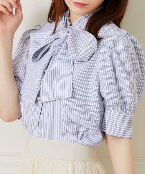 ems excite(エムズエキサイト)の「パール釦ボウタイBL(シャツ/ブラウス・レディース・ブルー/ブルー系その他/ホワイト・FREE)」の1枚目の写真