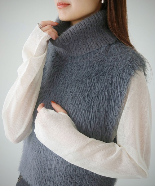cheriella(シェリエラ)の「【cheriella】WEB限定タートルネックフェザーニットショートベスト(ベスト・レディース・ベージュ/アイボリー/ブラック/チャコールグレー・M)」の3枚目の写真