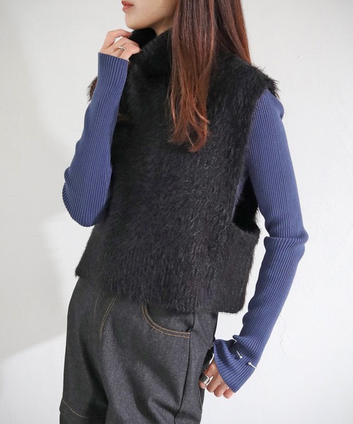 cheriella(シェリエラ)の「【cheriella】WEB限定タートルネックフェザーニットショートベスト(ベスト・レディース・ベージュ/アイボリー/ブラック/チャコールグレー・M)」の1枚目の写真