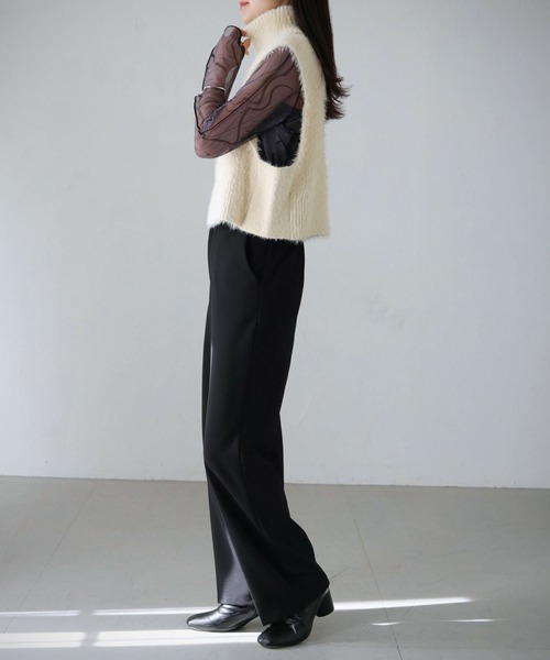 cheriella(シェリエラ)の「【cheriella】WEB限定タートルネックフェザーニットショートベスト(ベスト・レディース・ベージュ/アイボリー/ブラック/チャコールグレー・M)」の11枚目の写真