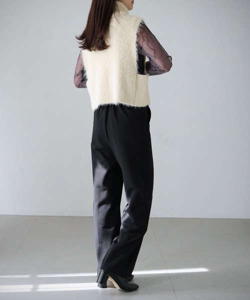 cheriella(シェリエラ)の「【cheriella】WEB限定タートルネックフェザーニットショートベスト(ベスト・レディース・ベージュ/アイボリー/ブラック/チャコールグレー・M)」の12枚目の写真