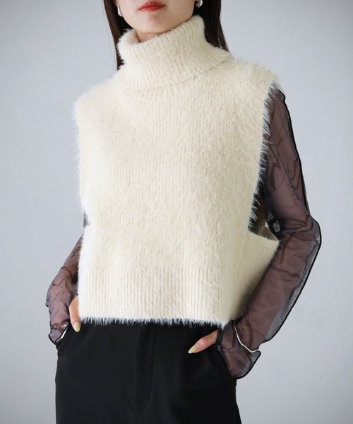 cheriella(シェリエラ)の「【cheriella】WEB限定タートルネックフェザーニットショートベスト(ベスト・レディース・ベージュ/アイボリー/ブラック/チャコールグレー・M)」の5枚目の写真