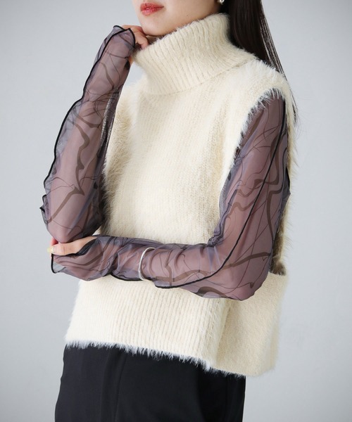 cheriella(シェリエラ)の「【cheriella】WEB限定タートルネックフェザーニットショートベスト(ベスト・レディース・ベージュ/アイボリー/ブラック/チャコールグレー・M)」の6枚目の写真