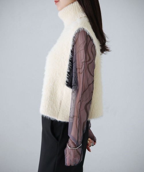 cheriella(シェリエラ)の「【cheriella】WEB限定タートルネックフェザーニットショートベスト(ベスト・レディース・ベージュ/アイボリー/ブラック/チャコールグレー・M)」の7枚目の写真