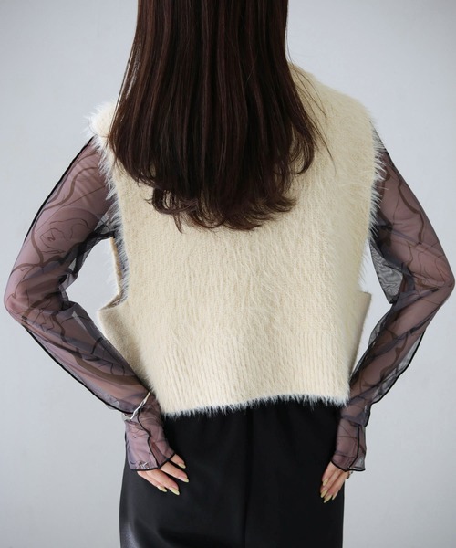 cheriella(シェリエラ)の「【cheriella】WEB限定タートルネックフェザーニットショートベスト(ベスト・レディース・ベージュ/アイボリー/ブラック/チャコールグレー・M)」の8枚目の写真