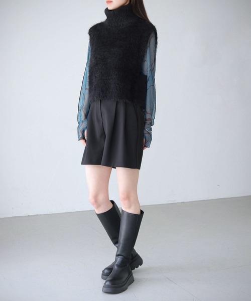 cheriella(シェリエラ)の「【cheriella】WEB限定タートルネックフェザーニットショートベスト(ベスト・レディース・ベージュ/アイボリー/ブラック/チャコールグレー・M)」の19枚目の写真