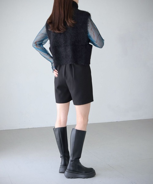 cheriella(シェリエラ)の「【cheriella】WEB限定タートルネックフェザーニットショートベスト(ベスト・レディース・ベージュ/アイボリー/ブラック/チャコールグレー・M)」の21枚目の写真