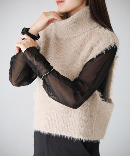 cheriella(シェリエラ)の「【cheriella】WEB限定タートルネックフェザーニットショートベスト(ベスト・レディース・ベージュ/アイボリー/ブラック/チャコールグレー・M)」の22枚目の写真