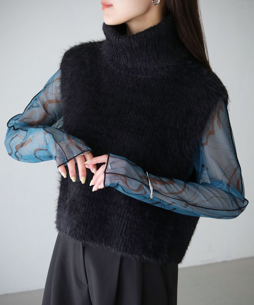 cheriella(シェリエラ)の「【cheriella】WEB限定タートルネックフェザーニットショートベスト(ベスト・レディース・ベージュ/アイボリー/ブラック/チャコールグレー・M)」の13枚目の写真