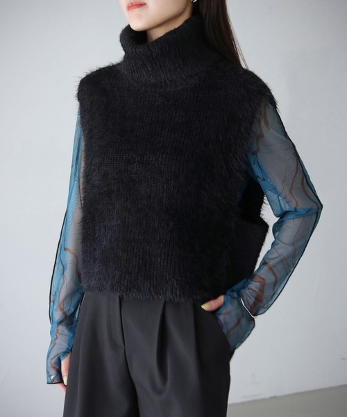 cheriella(シェリエラ)の「【cheriella】WEB限定タートルネックフェザーニットショートベスト(ベスト・レディース・ベージュ/アイボリー/ブラック/チャコールグレー・M)」の14枚目の写真