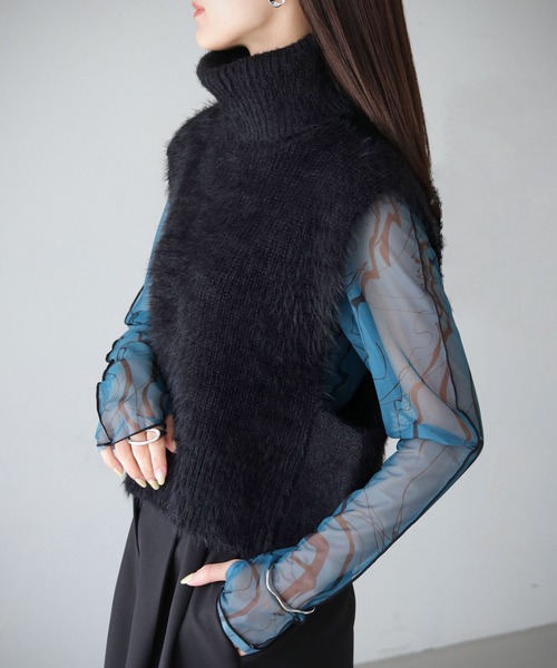 cheriella(シェリエラ)の「【cheriella】WEB限定タートルネックフェザーニットショートベスト(ベスト・レディース・ベージュ/アイボリー/ブラック/チャコールグレー・M)」の15枚目の写真