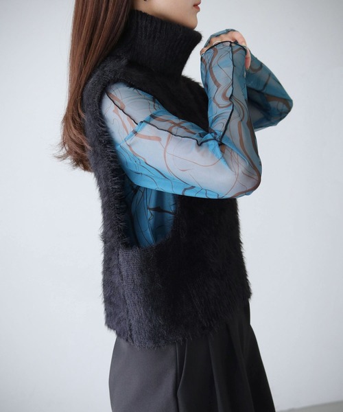 cheriella(シェリエラ)の「【cheriella】WEB限定タートルネックフェザーニットショートベスト(ベスト・レディース・ベージュ/アイボリー/ブラック/チャコールグレー・M)」の16枚目の写真