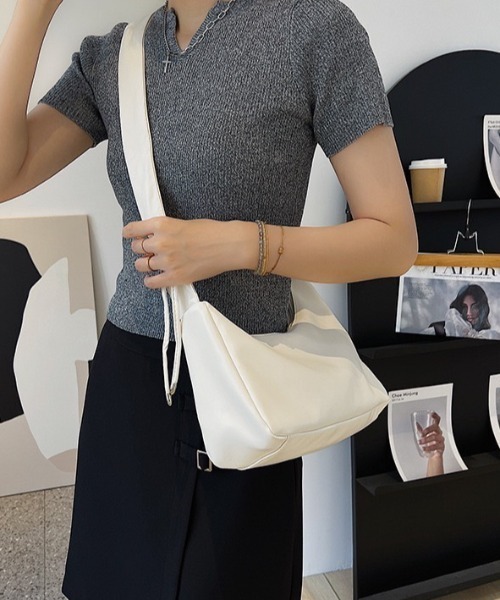 wears（ウェアーズ）の「2WAYギャザーデザインバッグ（ショルダーバッグ・レディース・ホワイト/ブラック・FREE）」の3枚目の写真
