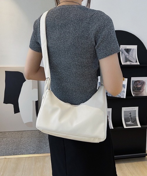 wears（ウェアーズ）の「2WAYギャザーデザインバッグ（ショルダーバッグ・レディース・ホワイト/ブラック・FREE）」の6枚目の写真