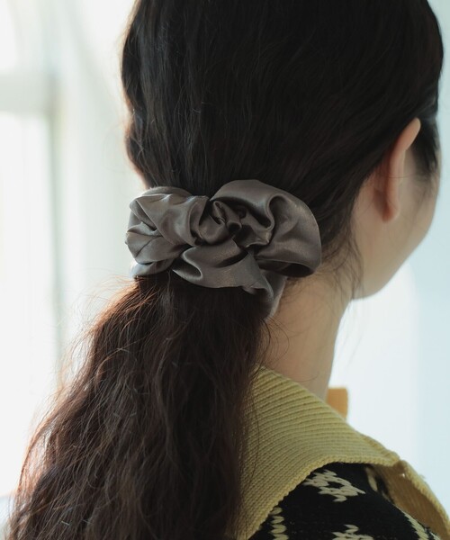 B:MING by BEAMS(ビーミングバイビームス)の「B:MING by BEAMS / サテン シュシュ(シュシュ・レディース・ブラウン系その他4/ブラック/オリーブ・ONE SIZE)」の2枚目の写真