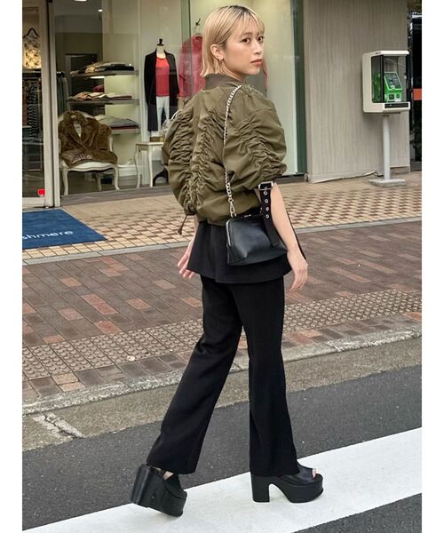 MURUA（ムルーア）の「ハイウエストフィットフレアパンツ（その他パンツ・レディース・ブルー/ブラック・2/1）」の11枚目の写真