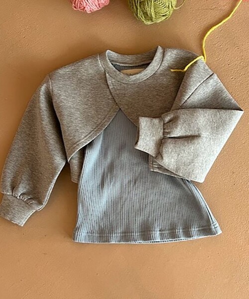 aBity select(アビティセレクト)の「レイヤードクロップド ダンボールニット/ボンディングトップス(スウェット・キッズ・サックスブルー/ブラック/杢グレー・100/120/110/90)」の1枚目の写真