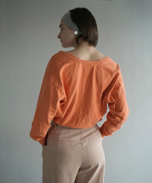 CLANE（クラネ）の「DEEP V NECK TOPS（Tシャツ/カットソー・レディース・オレンジ・1/2）」の2枚目の写真