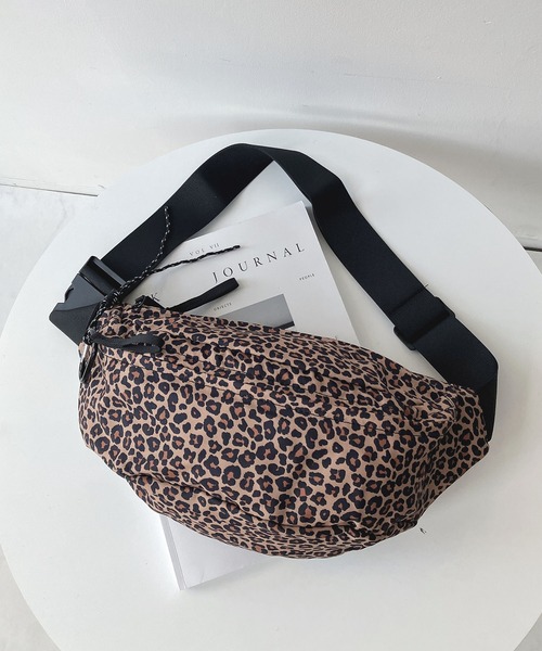 AS KNOW AS plus（アズノゥアズプラス）の「☆ナイロン ボディバッグ（ボディバッグ/ウエストポーチ・レディース・ブラック/アイボリー/カーキ/グレー/シルバー/ブラック系その他2/ブラック系その他/ベージュ/レオパード・FREE）」の9枚目の写真