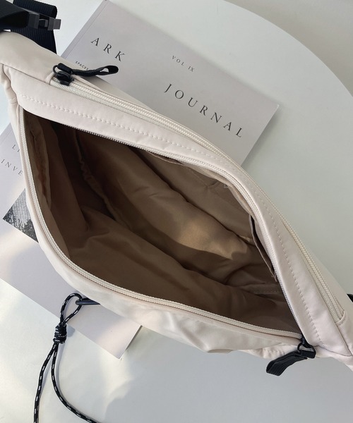 AS KNOW AS plus（アズノゥアズプラス）の「☆ナイロン ボディバッグ（ボディバッグ/ウエストポーチ・レディース・ブラック/アイボリー/カーキ/グレー/シルバー/ブラック系その他2/ブラック系その他/ベージュ/レオパード・FREE）」の16枚目の写真