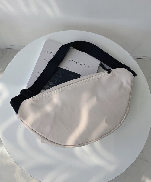 AS KNOW AS plus（アズノゥアズプラス）の「☆ナイロン ボディバッグ（ボディバッグ/ウエストポーチ・レディース・ブラック/アイボリー/カーキ/グレー/シルバー/ブラック系その他2/ブラック系その他/ベージュ/レオパード・FREE）」の17枚目の写真