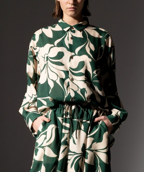 ROBES&CONFECTIONS(ローブスコンフェクションズ)の「Robes & Confections/ローブス&コンフェクションズ/Tahitian Floral Shark Skin Baggy Shirt(シャツ/ブラウス・レディース・ブラック/モスグリーン/ワイン・1/3)」の2枚目の写真