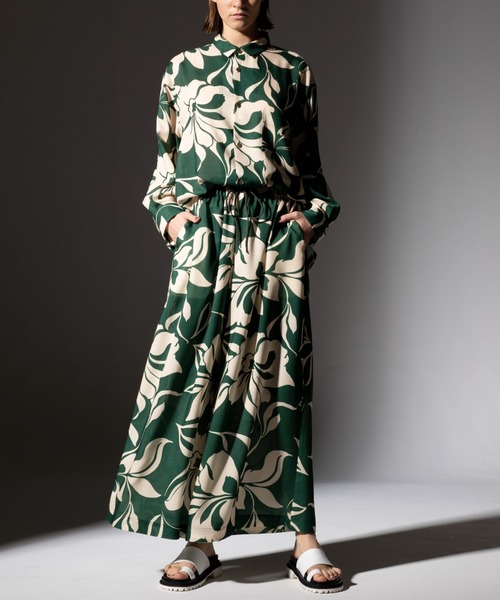 ROBES&CONFECTIONS(ローブスコンフェクションズ)の「Robes & Confections/ローブス&コンフェクションズ/Tahitian Floral Shark Skin Baggy Shirt(シャツ/ブラウス・レディース・ブラック/モスグリーン/ワイン・1/3)」の6枚目の写真