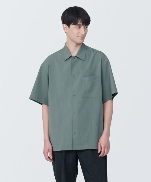 無印良品（ムジルシリョウヒン）の「紳士　風を通すストレッチ半袖シャツ（シャツ/ブラウス・メンズ・ブラック/カーキ/スモーキーグリーン系・S/L/XL）」の3枚目の写真