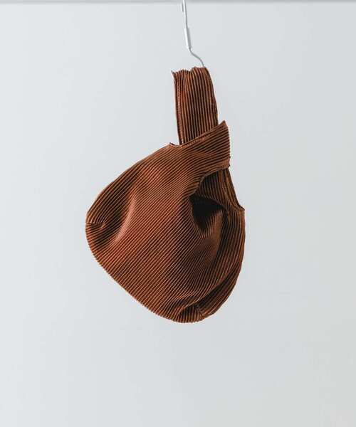 RODE SKO(ロデスコ)の「メタリックプリーツバッグ(ハンドバッグ・レディース・ブラック/ゴールド/ブラウン・ONE)」の1枚目の写真