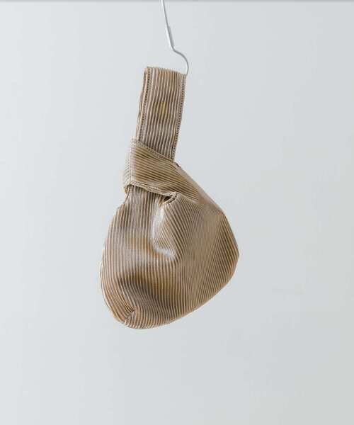 RODE SKO(ロデスコ)の「メタリックプリーツバッグ(ハンドバッグ・レディース・ブラック/ゴールド/ブラウン・ONE)」の3枚目の写真