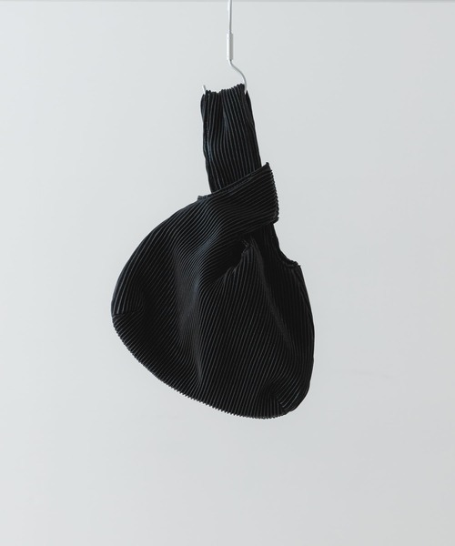 RODE SKO(ロデスコ)の「メタリックプリーツバッグ(ハンドバッグ・レディース・ブラック/ゴールド/ブラウン・ONE)」の2枚目の写真