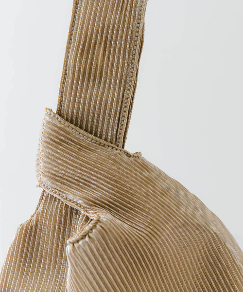 RODE SKO(ロデスコ)の「メタリックプリーツバッグ(ハンドバッグ・レディース・ブラック/ゴールド/ブラウン・ONE)」の4枚目の写真