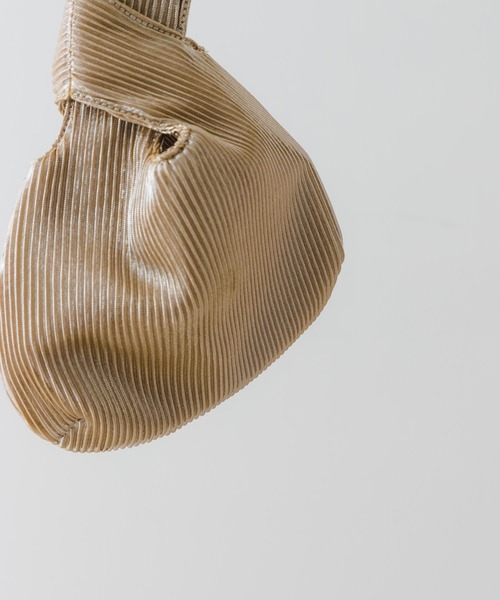 RODE SKO(ロデスコ)の「メタリックプリーツバッグ(ハンドバッグ・レディース・ブラック/ゴールド/ブラウン・ONE)」の6枚目の写真