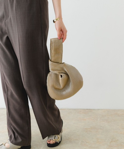 RODE SKO(ロデスコ)の「メタリックプリーツバッグ(ハンドバッグ・レディース・ブラック/ゴールド/ブラウン・ONE)」の11枚目の写真