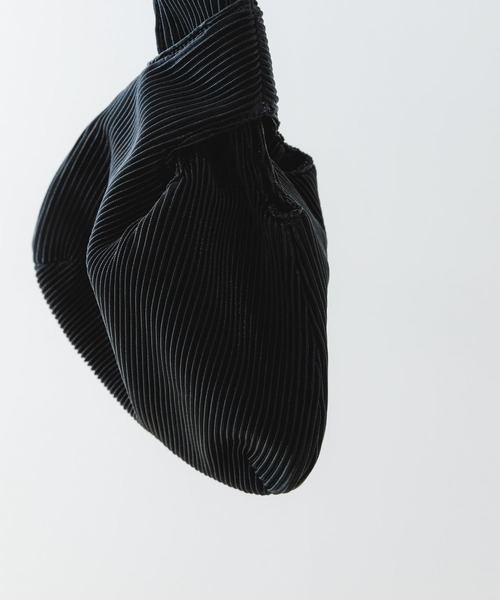 RODE SKO(ロデスコ)の「メタリックプリーツバッグ(ハンドバッグ・レディース・ブラック/ゴールド/ブラウン・ONE)」の16枚目の写真