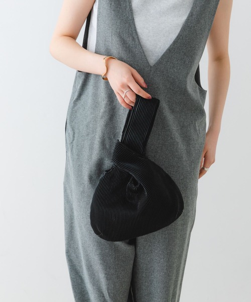 RODE SKO(ロデスコ)の「メタリックプリーツバッグ(ハンドバッグ・レディース・ブラック/ゴールド/ブラウン・ONE)」の17枚目の写真