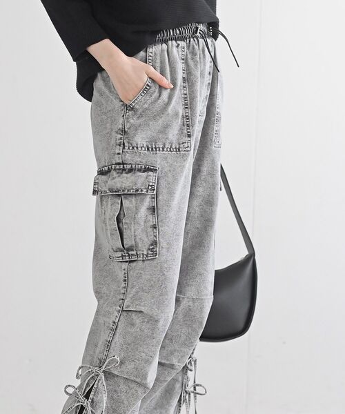 rps(アールピーエス)の「サイドリボンデニムカーゴパンツ(カーゴパンツ・レディース・ブルー系その他/ブラック/ブルー/グレー・フリー)」の19枚目の写真