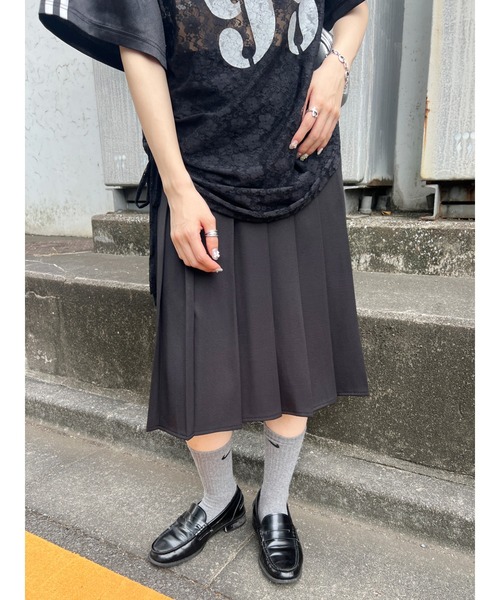 WC(ダブル シー)の「ミドルプリーツスカート【EC限定カラーあり】(スカート・レディース・ブラック/レッド/スミクロ・FREE)」の4枚目の写真